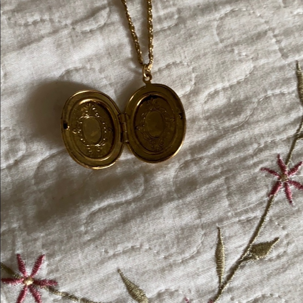 Vintage locket necklace🌸🌺💜 - Picture 5 of 7